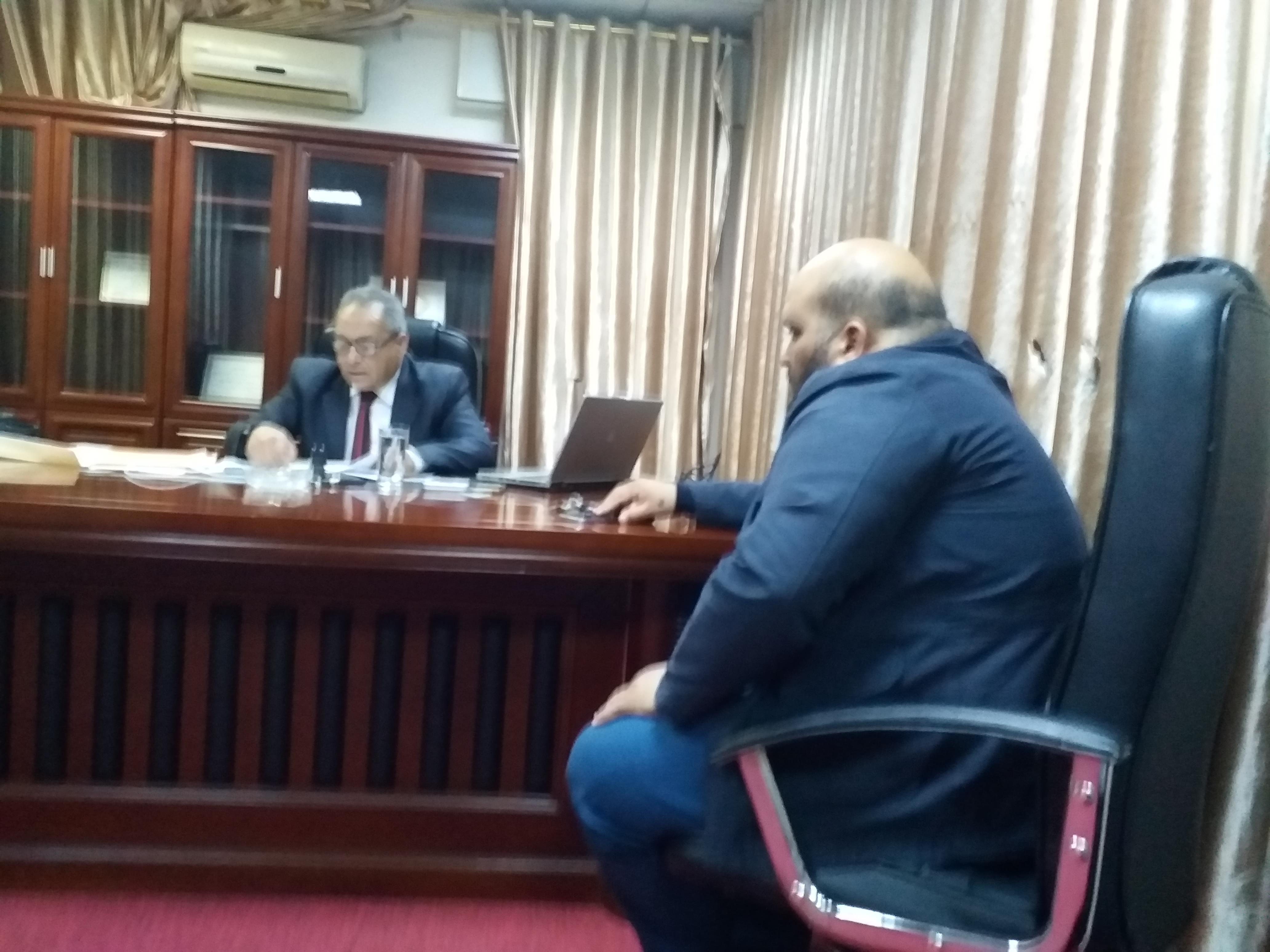 رئيس الجامعة يجتمع مع موظفين مكتب الاعلام