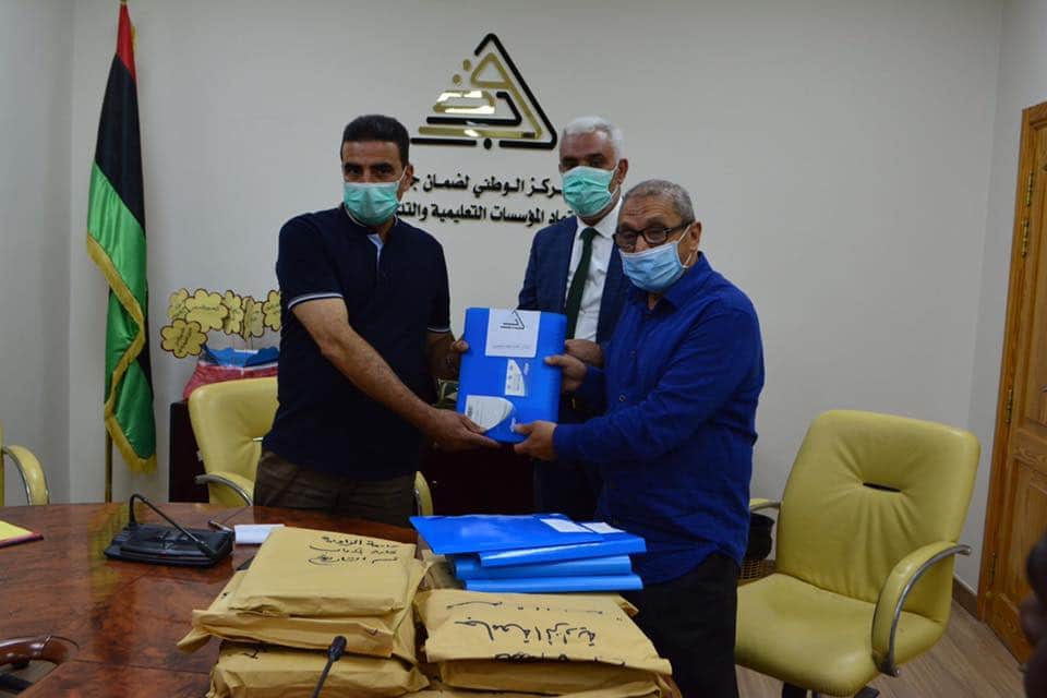 المركز الوطني لضمان جودة المؤسسات التعليمية والتدريبية يستلم مستندات  ومصوغات الحصول على الاعتماد المؤسسي  لكلية آداب الزاوية